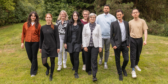 Mitarbeiter*innen des Teams Neuere und neueste deutsche Literatur mit dem Schwerpunkt Gender und Diversität; von links nach rechts: Clara Dornseifer, Linda Leskau, Tamara Dittrich, Vivian Jung, Lara Carina Schlömer, Sigrid Nieberle, Jordan Kasper, Tim Baumann, Zhengtao Ding