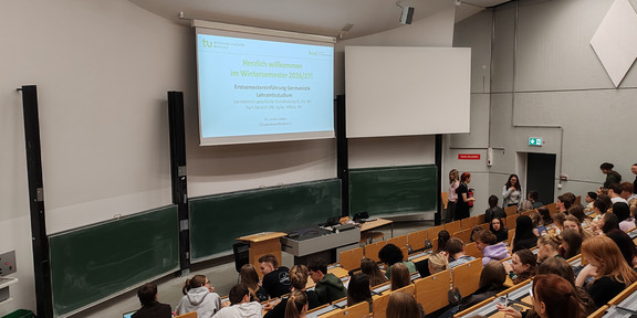 Foto des Vorlesungssaals bei der Erstsemesterbegrüßung der Germanistik