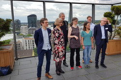 Teilnehmergruppe auf der Aussichtsterrasse des U