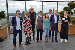Teilnehmergruppe auf der Aussichtsterrasse des U