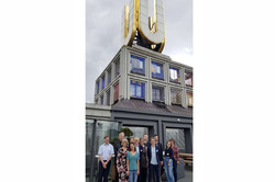 Teilnehmergruppe auf der Aussichtsterrasse des U