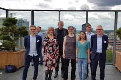 Teilnehmergruppe auf der Aussichtsterrasse des U