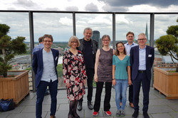 Teilnehmergruppe auf der Aussichtsterrasse des U