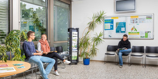 Studierende bei der Studienberatung Studierende sitzen im Wartebereich der Studienberatung