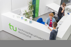 Ein Student gibt seine Wartenummer bei der Studienberatung ab.