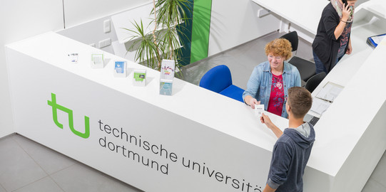 Studierendenberatung Ein Student gibt seine Wartenummer bei der Studienberatung ab.