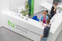 Studierendenberatung Ein Student gibt seine Wartenummer bei der Studienberatung ab.