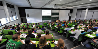 Studierende sitzen in einem Hörsaal im Seminargebäude am Campus Nord.