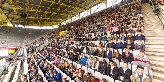 Nordtribüne des Signal-Iduna-Parks mit Erstsemestern der TU Dortmund
