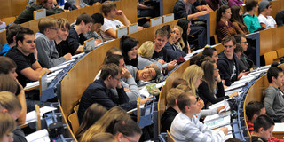 Studierende sitzen in einer Vorlesung im Audimax.