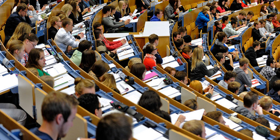 Audimax Studierende sitzen im Audimax.
