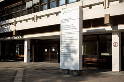 Eine Infosäule mit Hinweisen zum Gebäude EF50.