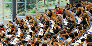 Studierende sitzen in einer Vorlesung im Hörsaal. 