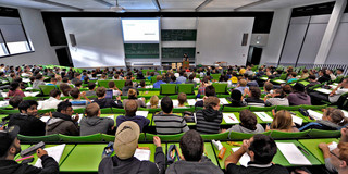 Studierende sitzen in einer Vorlesung im Seminargebäude Campus Nord.
