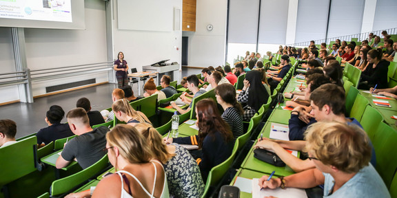 Studierende sitzen zum Studienstart in einer Vorlesung.