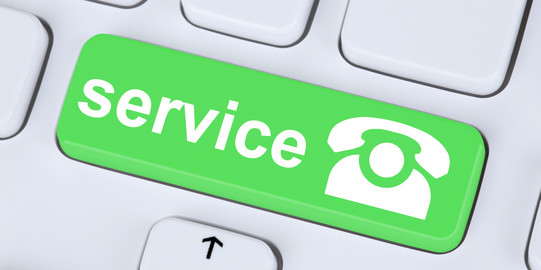 Telefonservice Auf einer weißen Tastatus ist eine Taste grün eingefärbt. In weiß steht darauf das Wort „service” und das Symbol eines Telefons.