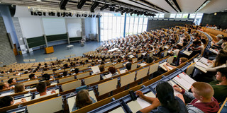 Studierende sitzen in einer Vorlesung im Audimax. 